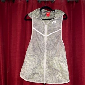 Nike sports top- size S